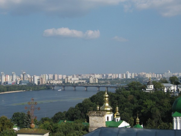 IGKU Dnjeper (breiter Fluss durch Kiev), mit Kiev im Hintergrund, von der Lawra aus fotographiert.