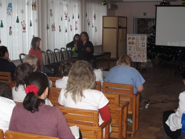 IGKU Vortrag im Rehabilitationszentrum. Liudmyla erzählt den Therapeuten und anderen Mitarbeitern über Kraniosacraltherapie.